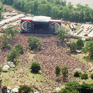 1996 Oasis, Aerial Views. Music group, performing on stage